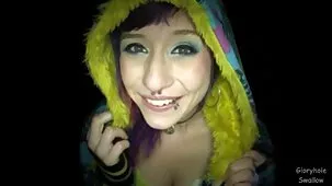 Hermana con gran culo frota su coño en la cara de su hermano y lo hace lamer su coño