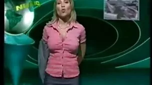 Padre besa a niña con vello íntimo en el pubis