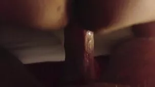 mamá pelirroja con medias blancas disfruta del sexo con su hijo