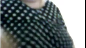 Hermanastra de 18 años masturbándose en el porno, y le ofrecí sexo