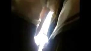 mamá y tía desnudas divirtiéndose con el joven personal de apoyo