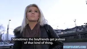 Dos chicos besando a una madre madura y su hija pequeña