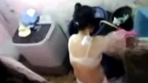 mamá fue a frotar la espalda de su hijo y le chupó la polla peluda