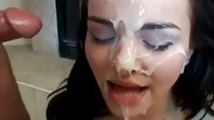 Madre chupa a su hijo con los ojos vendados y traga esperma