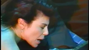 Mi mamá se puso ropa interior sexy y no pude resistirme a besarla en una cama chirriante