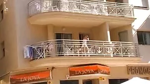 Padre e hijo besan a la madre en la boca y el coño hasta un fuerte orgasmo