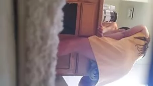 Hermana rusa toma la larga polla de su hermano en su boca por primera vez