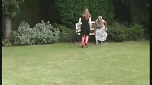 Hermana en sujetador azul le gusta masturbar la enorme polla de su hermano