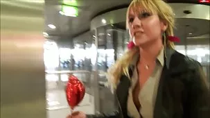 Hermano mayor acaricia al gato de su hermana con la punta de la lengua