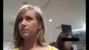 Madrastra obligó a su hijastro a besar a su hermana menor