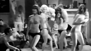 El hijo se quejó con su madre por la falta de atención y recibió incesto de ella