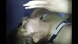 Chica adolescente follando a su padre junto a su madre dormida.