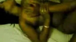 Una hermanastra de 20 años encontró los juguetes de su madre y le pidió a su hermano de 9 años que la besara.