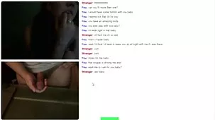 Madre adolescente follando con su hijo en el baño después de un golpe de trabajo