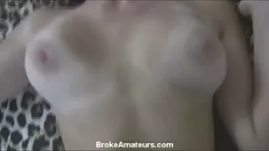 La hija Kendall Carson y la madre Britney Amber se frotan los coños