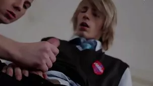 Pillé a mi hijo masturbándose y él estaba feliz de ayudarme a terminar