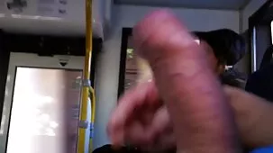 Está viendo porno y follando con su hijo.