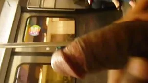 Mamá con hermoso culo se folla a sí misma en una máquina sexual de coño