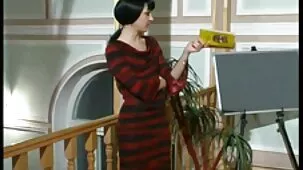 Papá firmó el bolígrafo de su hija y besó su polla en la boca.