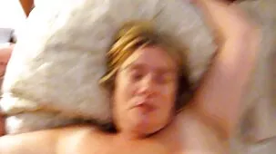 Mamá rusa juega con el pene de su hijo y se lo folla con un beso