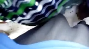 Mamá sexy no perdió el corazón y dejó que su hijo le lamiera el coño