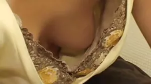 Se sienta sobre el pene de su padre en la mesa en presencia de su madre.