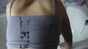 Hijo Dickie se mete a su madre en la boca mientras habla por teléfono con papá