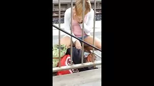 El hermano besó en silencio a la hermana penetrante en la mesa hasta que mamá vio