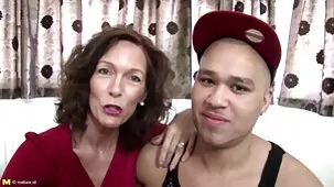 Hermano y amigo se divorciaron de su hermana por sexo y la besaron en 2 miembros