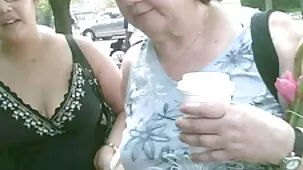 Adolescente hace que papá fume en el baño por dinero de bolsillo