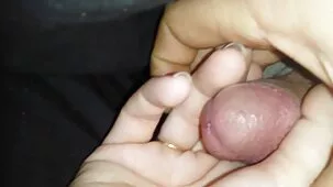 Papá enojado tiene una hija frente a todos los padres con fines educativos