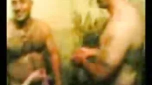 Un hombre puso su pene en la boca de una hermosa ladrona para aprender una lección.