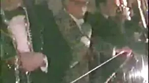 Abuelo experimentado deleitó a la nieta joven con lindo gatito comiendo