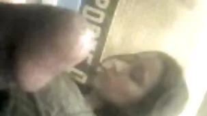 Papá lame el delicioso coño de su hija mientras su esposa está fuera por negocios