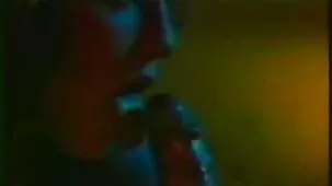 Besó a su madrastra rubia cuya mano se atascó en el fregadero