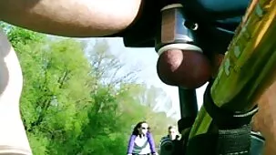 Presa sentada en el pene de su hermano, solo para pasar la noche con él