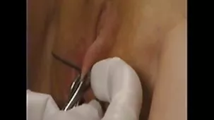 Hermano mayor se burla de su hermana dormida y la besa