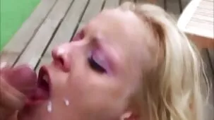 Hermano negro se folla a su hermana con un beso, satisfaciendo su lujuria y libertinaje