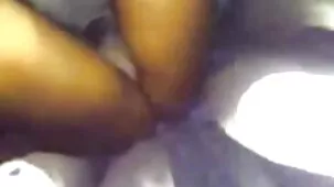 Beso beso hermano se folla a su hermana en la cocina mientras mamá cocina la cena