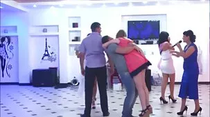 Calcetines de mamá le muestra a su hijo un hermoso culo y al mismo tiempo le toca la polla