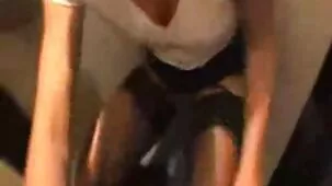 Papá borracho mete a su hija en las amígdalas con su pene gordo y duro