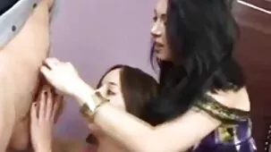 La hermana tomó la polla del Hermano Mayor en su boca y la chupó con avidez