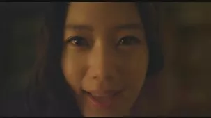 La hermana chupa la gran polla del hermano y la masturba con las dos manos