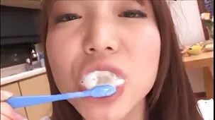 hijastra de grandes pechos mima a su tío con el cuerpo desnudo