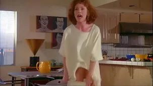 Viejo padre calvo pilló a su hija masturbándose y le lamió el coño