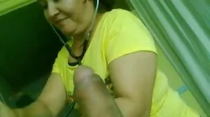 Hijo Digitación y eyaculando en la boca de madre madura