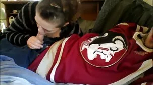 Una mujer chupando el pene de su padre y dándoselo a su gato.