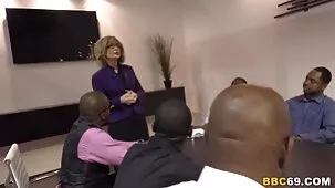 Me senté con mi hermana en una gran polla en un coño apretado.