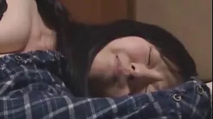 Madre e hija desvergonzadas fumando para enfrentarse a su hijo