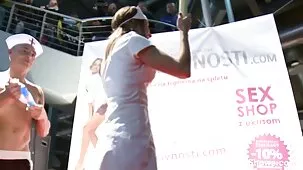 Big Daddy follando a una joven hasta el orgasmo.